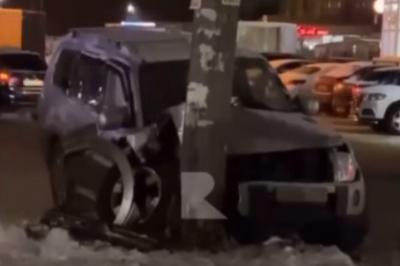 В Рязани на улице Полетаева внедорожник врезался в столб